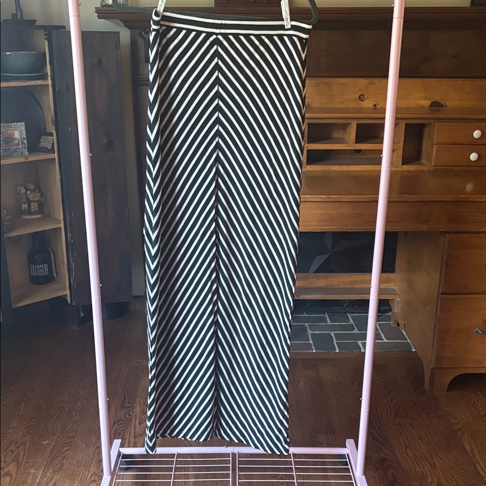 Max Studio Black and White Chevron Maxi Skirt